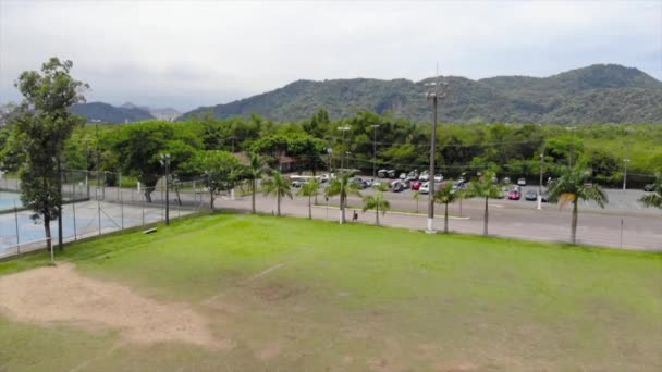 Ένα Γήπεδο Ποδοσφαίρου Περιτριγυρισμένο Από Ζούγκλα — Αρχείο Βίντεο