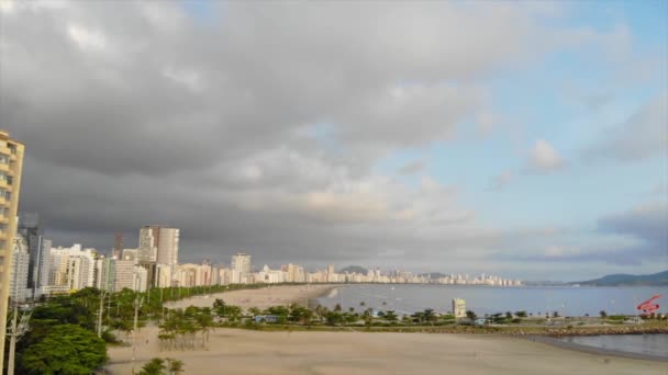 海岸沿いのブラジルの街へ — ストック動画