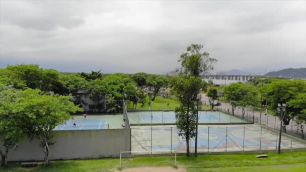 Ağaçlarla Çevrili Tenis Sahaları Görünümü — Stok video