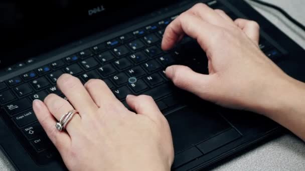 Perempuan Pekerja Mengetik Pada Laptop Dengan Cincin Indah — Stok Video