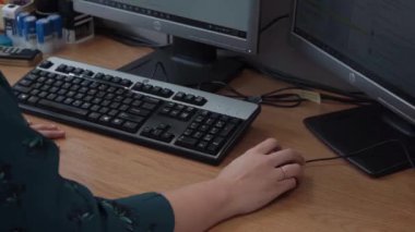 Yüzüklü Kadın İşçi Eli Bilgisayar Faresini Hareket ettiriyor