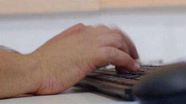 Dizüstü bilgisayarda çalışan adamın siyah klavyesinde yazan adam.