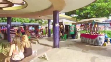  Sahilde bir marketin etrafında daireler çizerek dolaşıyorlar.