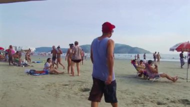 Sahilde dans eden insanlar