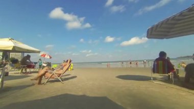 Brezilya 'da Sahilde Rahatlayan İnsanlar - Pan - Soldan Sağa