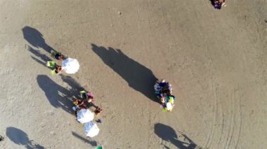  Sahildeki insanların manzarası