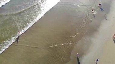  Sahildeki insanların manzarası