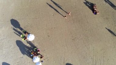  Sahildeki insanların manzarası