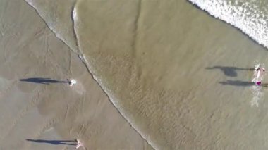  Sahildeki insanların manzarası