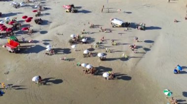  Sahildeki insanların manzarası