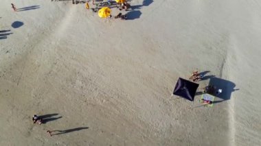  Sahildeki insanların manzarası