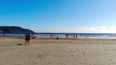  Sahildeki insanların manzarası