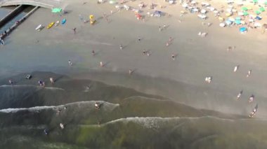  Sahildeki insanların manzarası