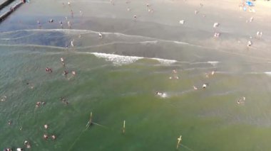  Sahildeki insanların manzarası