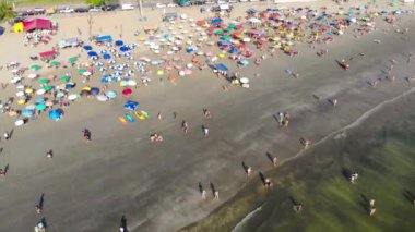  Sahildeki insanların manzarası