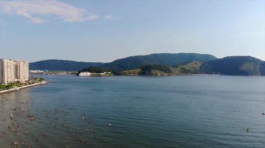 Yeşil Dağlı Bir Adanın Magival Manzarası 