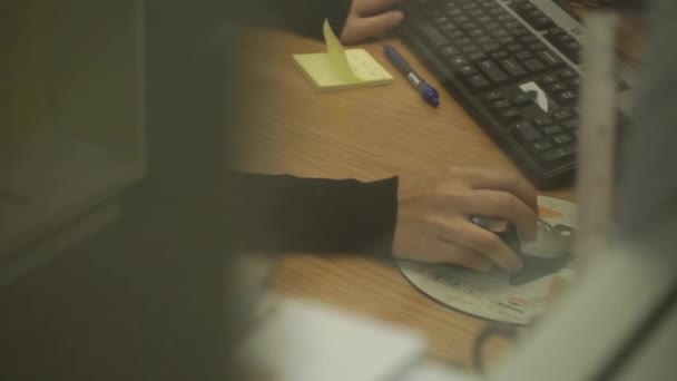 Oficina Dama Mano Está Escribiendo Sosteniendo Ratón Ordenador — Vídeo de stock