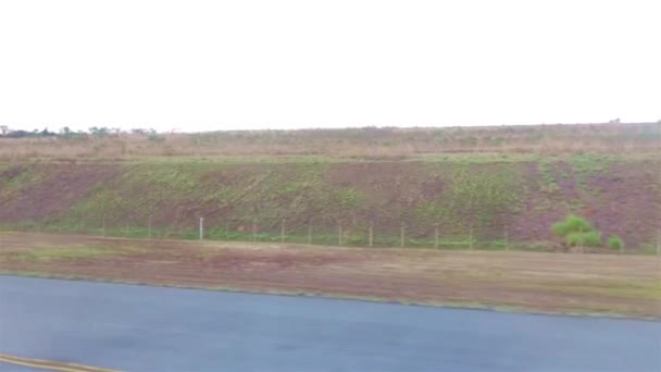 Grüne Felder Neben Einer Landebahn — Stockvideo