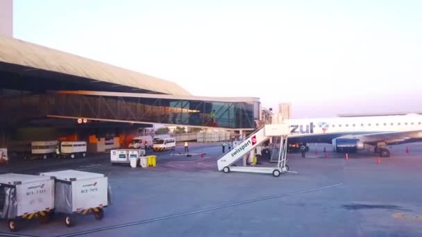 Repülőtéri Leszállóhelyen Belül Mozgó Járművek — Stock videók