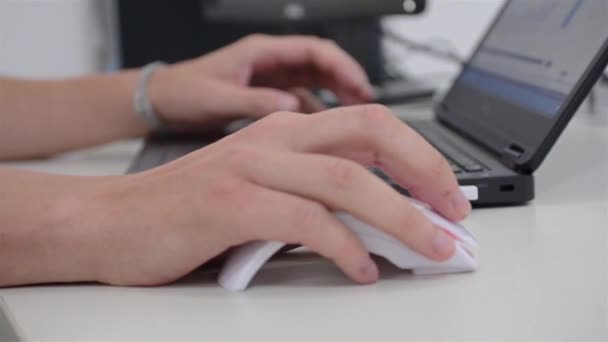 Der Nähe Der Hände Von Menschen Die Laptop Arbeiten — Stockvideo