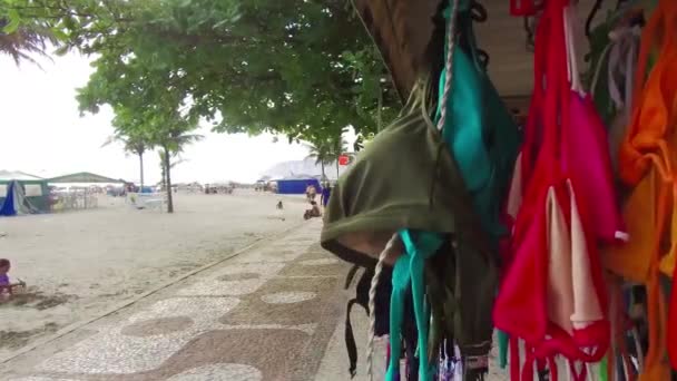 ブラジルのビーチの隣にあるビキニの屋台 — ストック動画