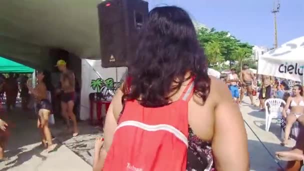 Κορίτσι Κόκκινη Τσάντα Περπατώντας Στην Παραλία — Αρχείο Βίντεο
