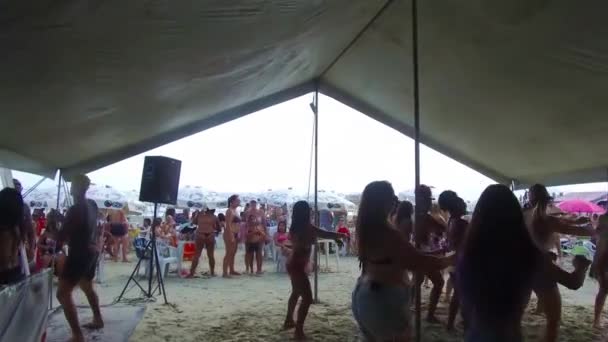 Girls Dancing Tent Beach Glide Μπροστά — Αρχείο Βίντεο