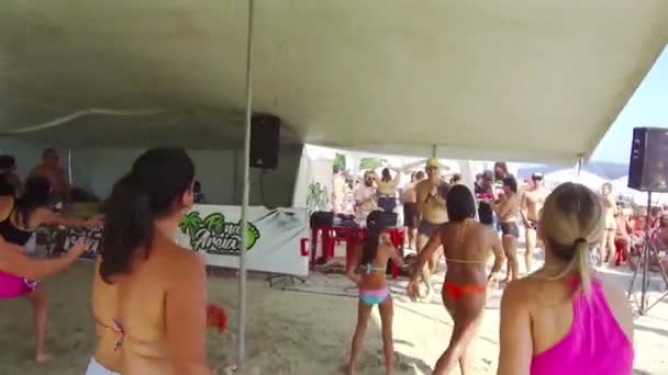 Meninas Fazendo Zumba Praia Sob Uma Tenda Back Shot — Vídeo de Stock