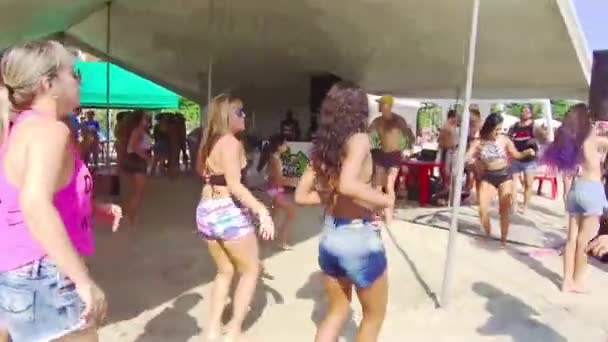 Meisjes Doen Zumba Het Strand Onder Een Tent — Stockvideo