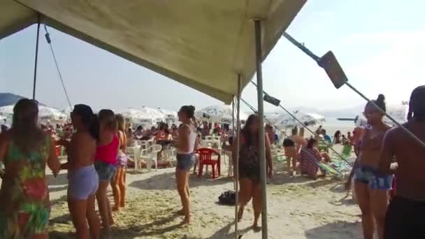 Dziewczyny Robiące Zumbę Plaży Pod Namiotem Poruszające Się Przodu — Wideo stockowe