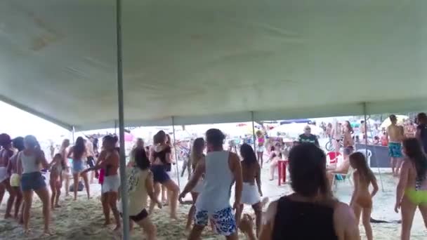 Les Gens Dansent Sur Plage Sous Une Tente Blanche — Video