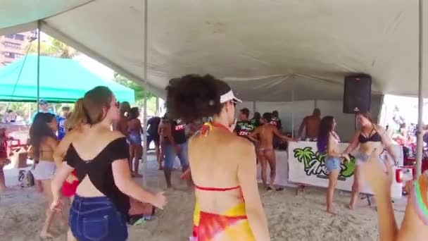 Mensen Doen Zumba Het Strand Onder Een Tent — Stockvideo