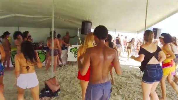 Les Gens Tenue Plage Dansent Sur Sable Sous Une Tente — Video