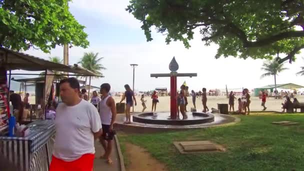 在海滩上洗澡的人 — 图库视频影像