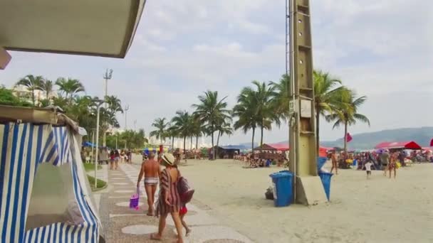 Gente Caminando Por Sendero Junto Playa — Vídeo de stock