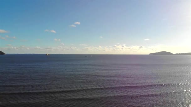 Gyönyörű Kilátás Tengerre Egy Hajóval — Stock videók