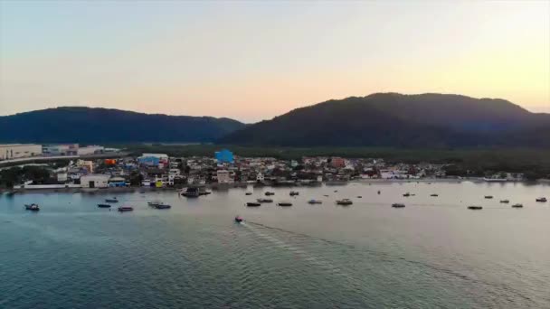Small Fishing Island Mountains Boats Front Static — Αρχείο Βίντεο