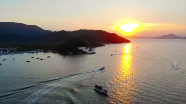 Красивий Захід Сонця Швидкістю Човни Йдуть Воду Навколо Островів Повітряний — стокове відео
