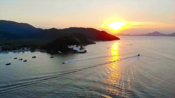 Beautiful Sunset Speed Boats Going Water Islands Aerial View — Αρχείο Βίντεο