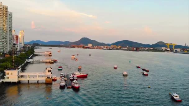 Brazilian Port City Green Mountains Boats Water Aerial View — Αρχείο Βίντεο