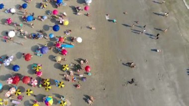 Renkli Şemsiyeler ve Plaj Kenti Kıyısındaki İnsanlar