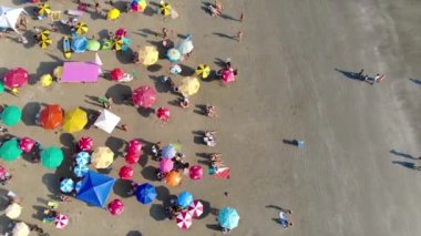 Renkli Şemsiyeler ve Plaj Kenti Kıyısındaki İnsanlar