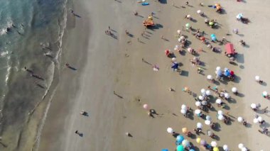 Karışık Renkli Şemsiyeler ve Plaj Kenti Sahilindeki İnsanlar - Üst Manzara