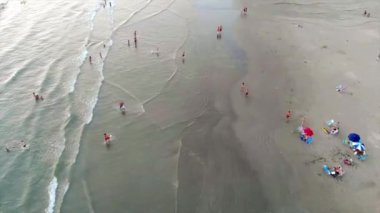  Sahildeki insanların manzarası