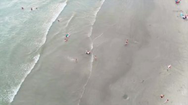  Sahildeki insanların manzarası