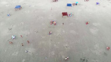  Sahildeki insanların manzarası