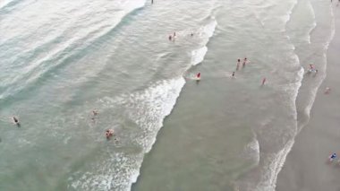  Sahildeki insanların manzarası