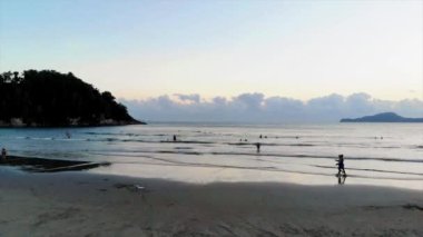  Sahildeki insanların manzarası