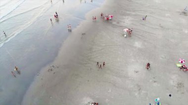  Sahildeki insanların manzarası