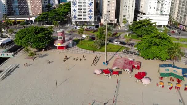 Ομπρέλες Και Άνθρωποι Στην Παραλία Της Πόλης Aerial View Crane — Αρχείο Βίντεο